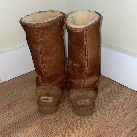 Ugg classic tall boot. Size 9 - Picture 3 of 6